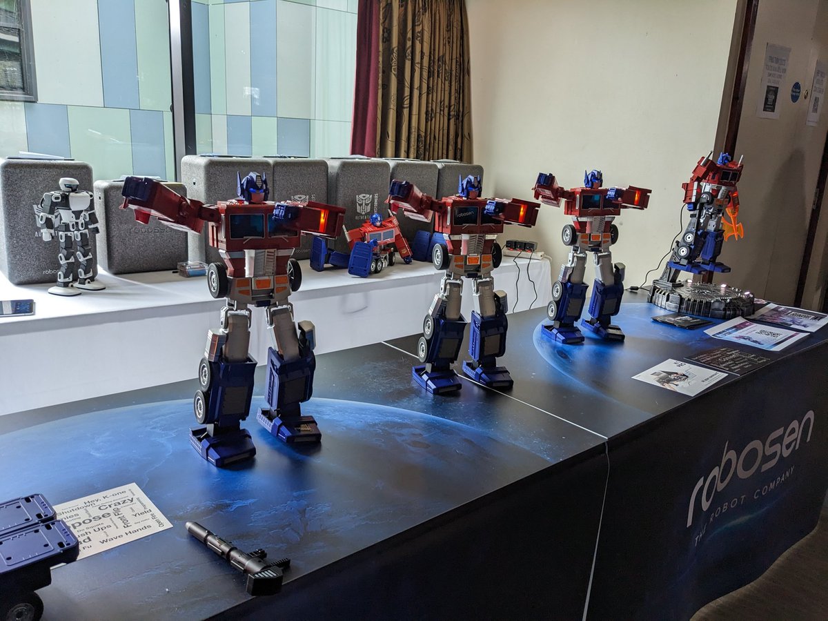 STEPHENJBR's tweet photo. @RobosenUK great dancing
#RobosenOptimusPrime https://t.co/kbRZHerTSb