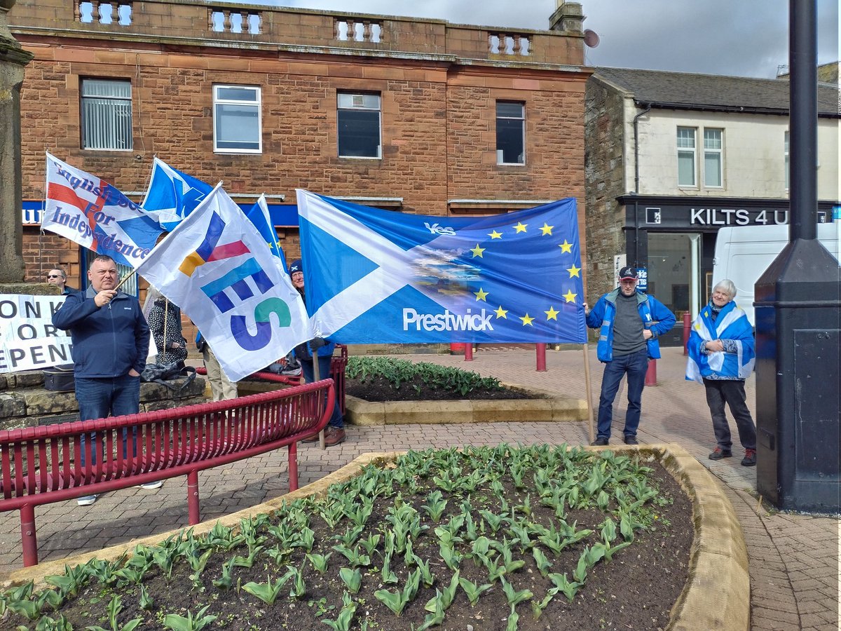 Marsi132's tweet photo. Lots of honks for independence today in Prestwick #notgoingbackwards
#ScottishIndependence
@EnglishScot4YES
@mrjamesob https://t.co/7zFsCMNVYm