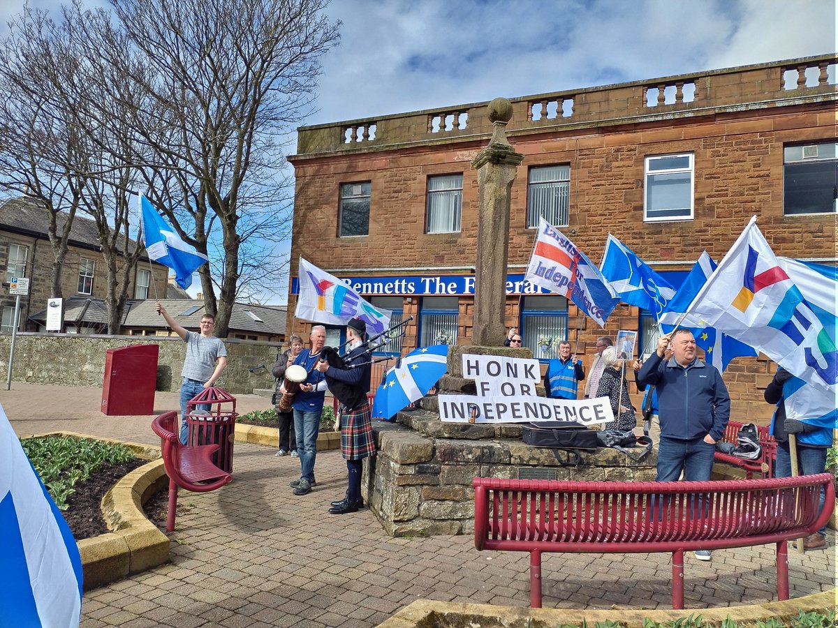 Marsi132's tweet photo. Lots of honks for independence today in Prestwick #notgoingbackwards
#ScottishIndependence
@EnglishScot4YES
@mrjamesob https://t.co/7zFsCMNVYm