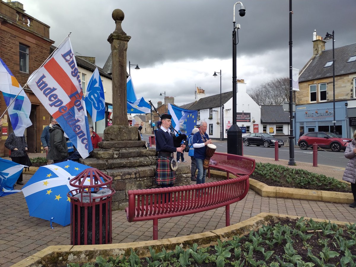 Marsi132's tweet photo. Lots of honks for independence today in Prestwick #notgoingbackwards
#ScottishIndependence
@EnglishScot4YES
@mrjamesob https://t.co/7zFsCMNVYm