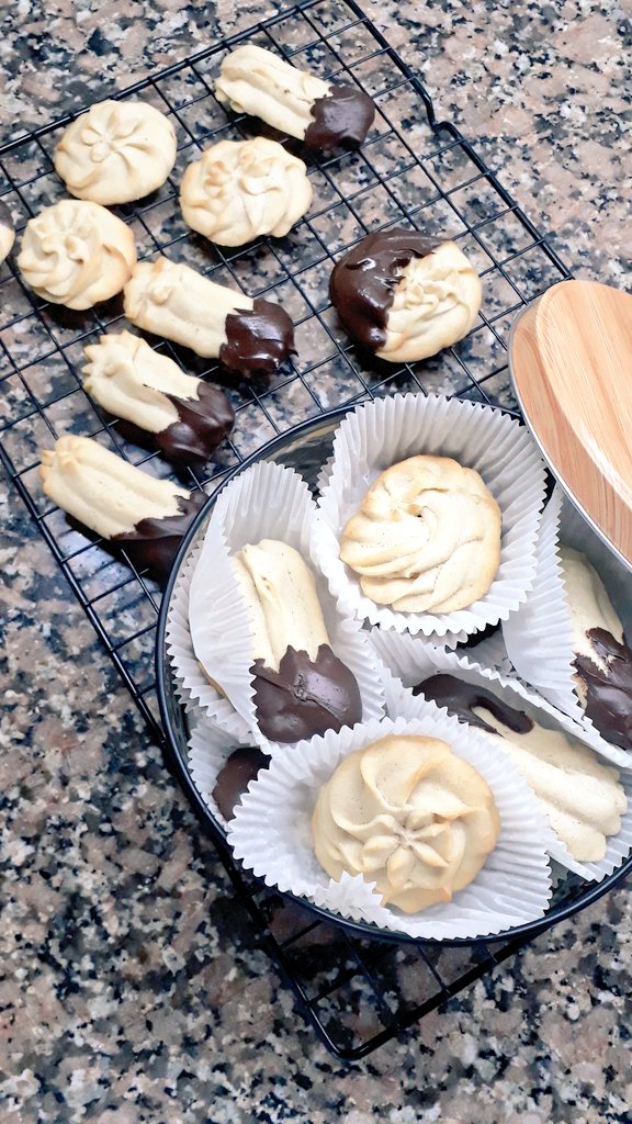 Silnari's tweet photo. MASITAS VIENESAS

Todas mis recetas se caracterizan por tener ingredientes simples y esta no es la excepción.
Son ideales para la vianda dulce del colegio de los chicos y salen entre 20 y 25 unidades.

Si hay receta, hay RT!!!🍪 https://t.co/mtIQaLQp7T