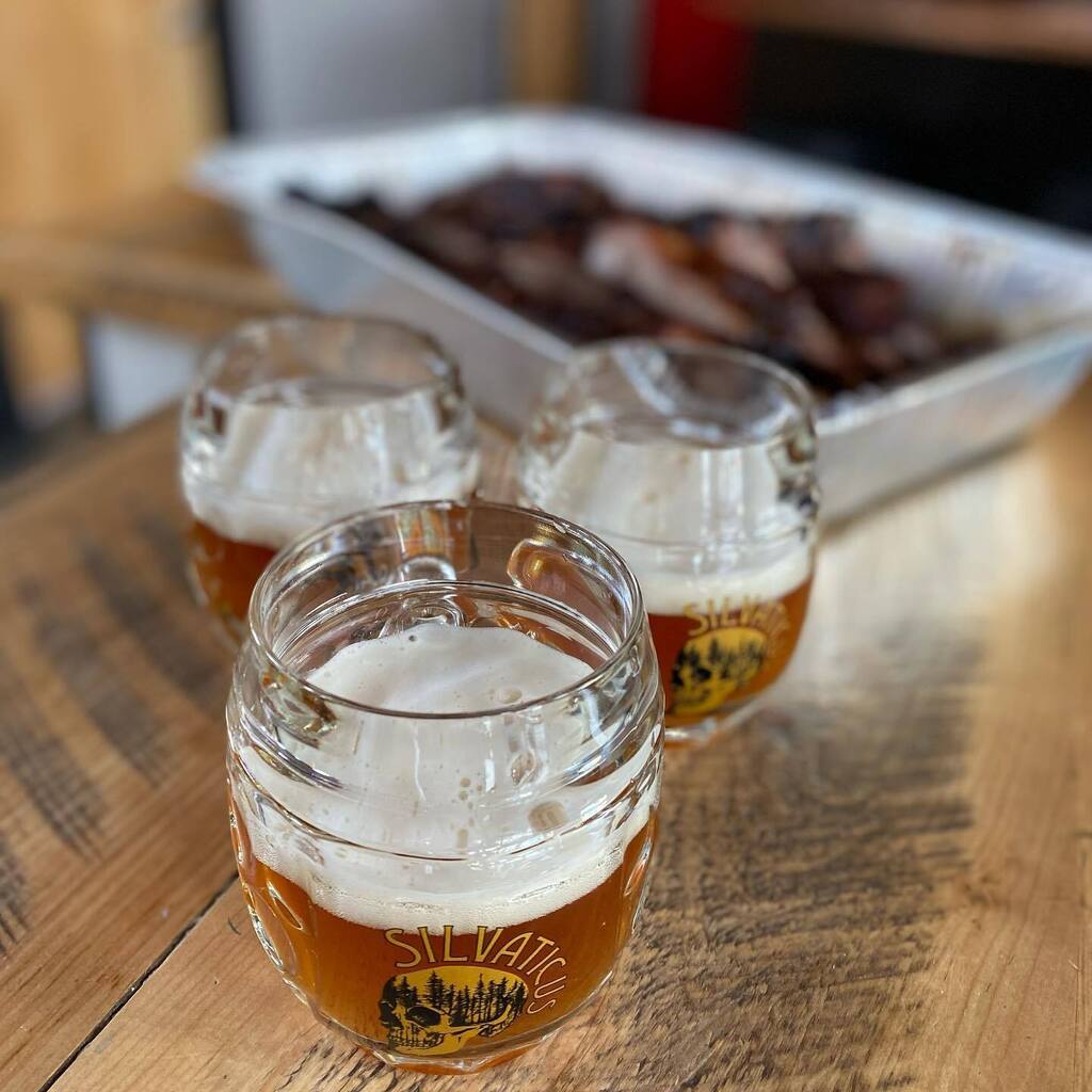 Cmac_Cooks's tweet photo. @elijahcraig and @brewery_silvaticus smoked ribs…did I get your attention?!? 🥃🍺
•
My buddy @slabcide and I did a test run down at his brewery yesterday. 
•
Hit some St Louis ribs with the Ancho Chile and @kahacoffee rub we made a while back then Jay went to work processi… https://t.co/D9aGto1rT4