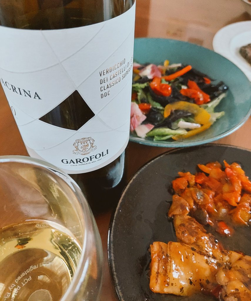 oribo10's tweet photo. イタリアの白ワイン #Macrina #Verdicchio 柑橘系の爽やかな酸味とミネラル(?)の微かな苦味。ヤリイカのイカスミソースと焼きパプリカのサラダ(奥)と良く合いました。 https://t.co/rW5usc4jNR
