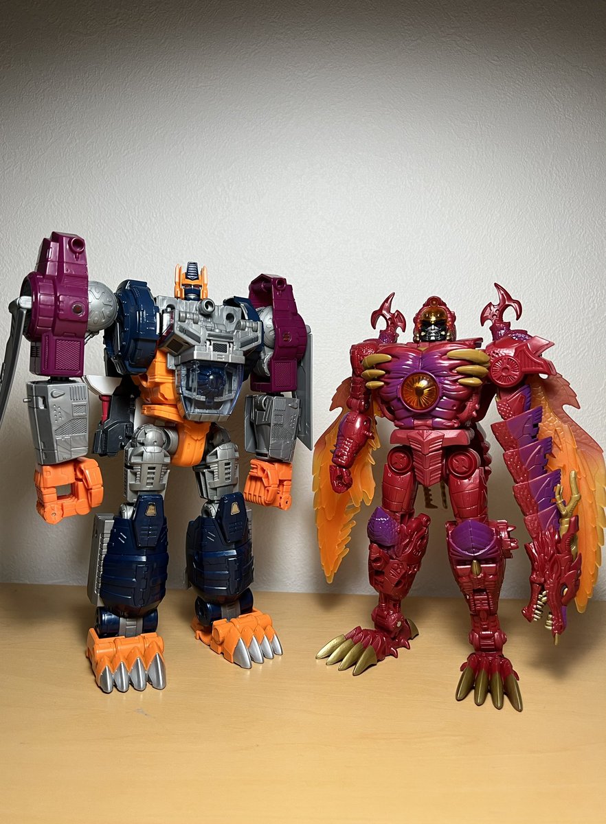 toytoyfun's tweet photo. レガシー版メタルスメガトロン。
オプティマルオプティマスと並べて良いサイズ感！顔もイカついけど自分は良い感じと思う。
そいや今は手元にないけど昔のドラゴンメガトロンはクビがワイヤーでグニっと動いたり羽がバタバタするなどギミックがあったような。。
#トランスフォーマー https://t.co/YhemewIKhA