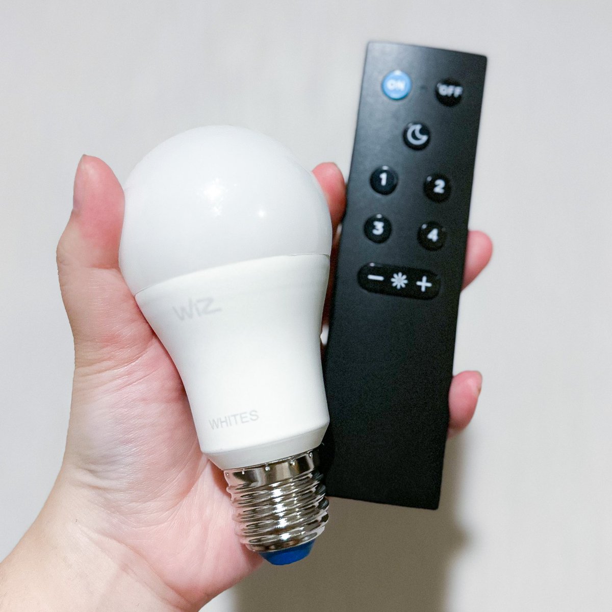 PlobJai's tweet photo. หลอดไฟ Wiz Smart Lighting 💡 น้องดีมากก ชอบมากจริงๆๆ คือปรับ Mood & Tone ให้เข้ากับกิจกรรมต่างๆของเราได้ แบบแสงนี้เหมาะกับอ่านหนังสือ ดูหนัง พักผ่อน จากที่ใช้มามันสบายตาจริงนะกับแสงที่ระบบเซตมาให้ 1 กล่องได้ 2 หลอดเลยย ละสะดวกมากตรงที่เปิด ปิด ปรับทุกสิ่งอย่างผ่านแอพ ผ่านรีโมทได้ด้วย📱 เหมาะกับคนขี้เกียจลุกไปเปิด-ปิดไฟแบบฉันมากค่า 5555