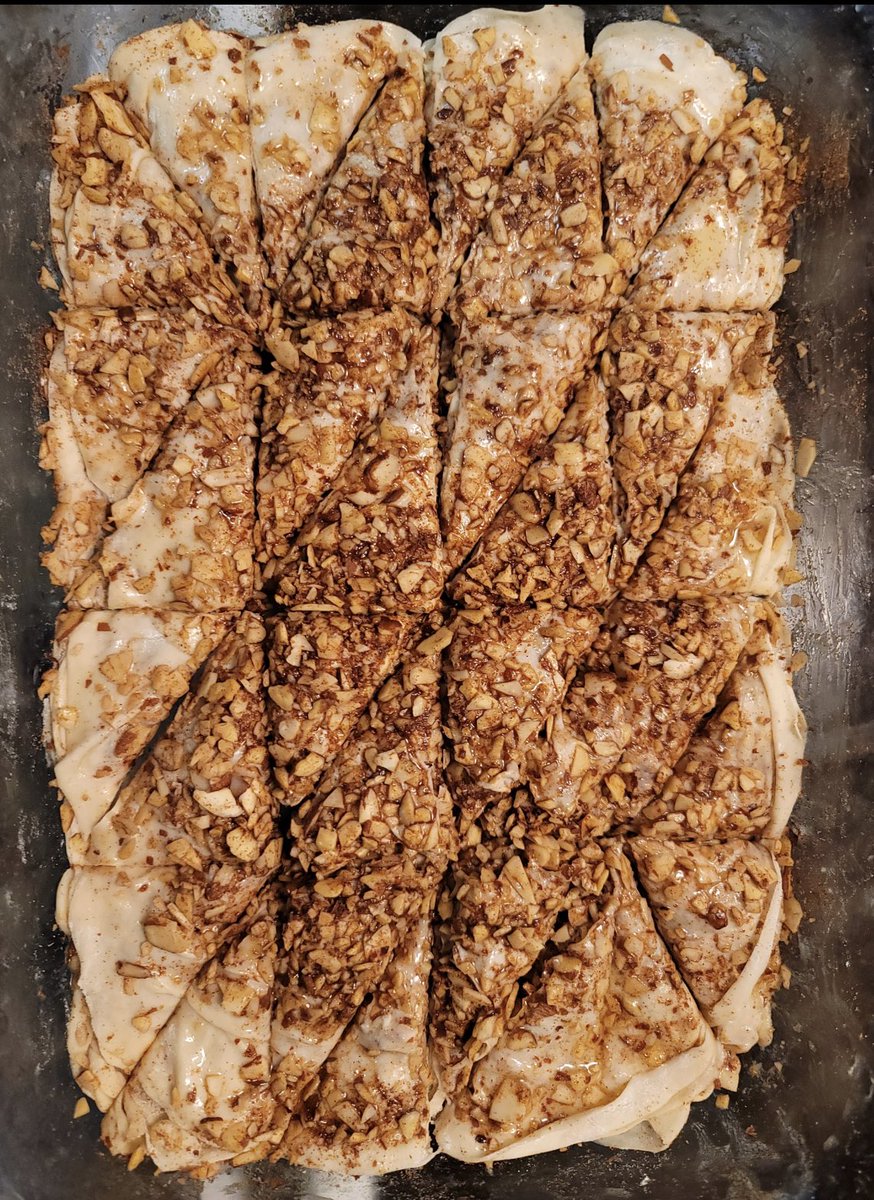 culinarycavs's tweet image. CulinaryCavs Cook at Home!

Student(s): Chef, I made *insert food* at home.

Me: “Did you take a picture?” 🖤

•Harley M., Tiramisu Cupcakes 
•Janiah K., Asian-style Wings w/ Stir-fried Cabbage
•Wesley F., Homemade Baklava 
#documentyourprogress 
#whatsgoodrne @RNECavaliers