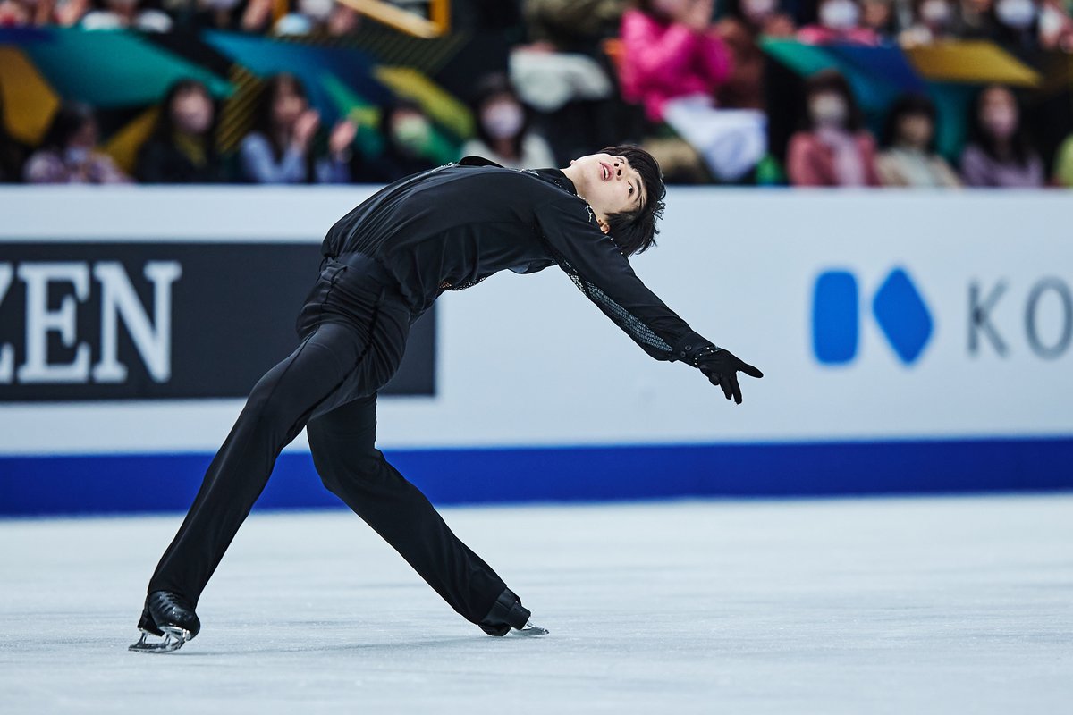 InTheLoPodcast's tweet photo. #JunhwanCha🇰🇷had to change his skates right before this competition because they broke again like last year but this time he was finally able to make happy memories at Worlds. The happiest part of today is that he got 3 spots for Korea!

© International Skating Union (ISU) https://t.co/QxKNXSeSPD