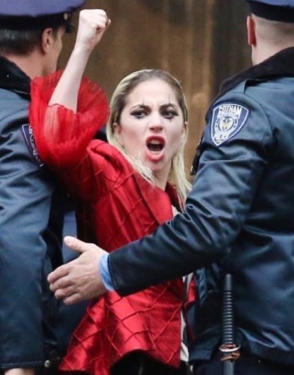 allurequinn's tweet photo. she already looks so evil and insane as harley quinn like i support all her wrong doings sorry https://t.co/OZQOM3Bdh4