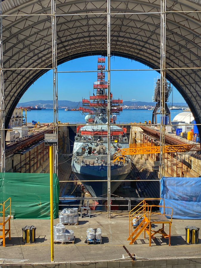 Like the old days... @HMSScottRN and @HMS_Forth in Dry Dock at #Gibraltar @GibdockLtd Via @86Cump