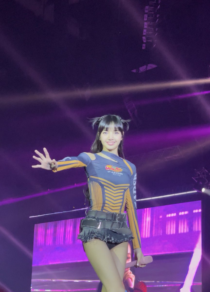 omfglalisa's tweet photo. LISA LOOKED AND WAVED AT ME IM ABOUT TO CRY SO HARD https://t.co/jd9LLpWHMf
