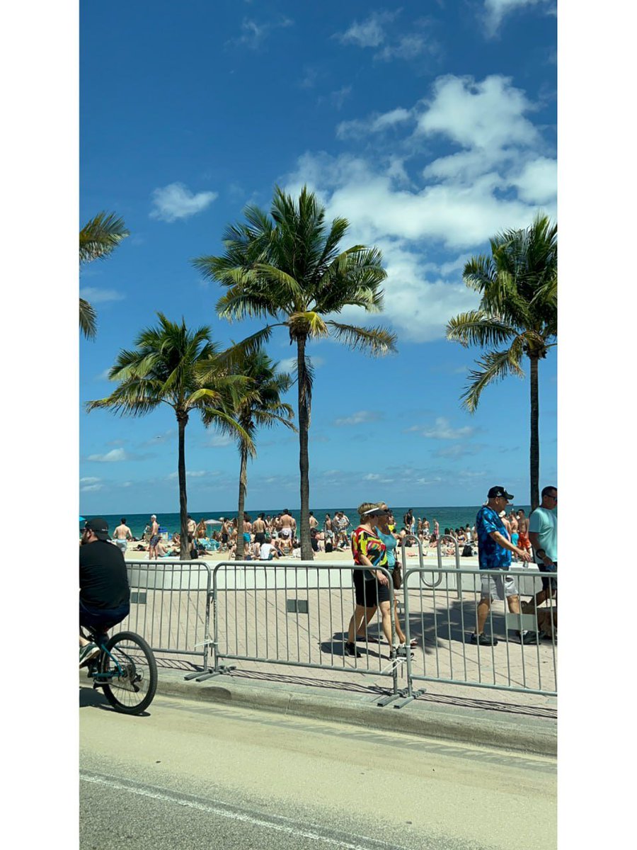 Candiceppi's tweet photo. There are so many people on the beach every day https://t.co/Uo5YScycOw