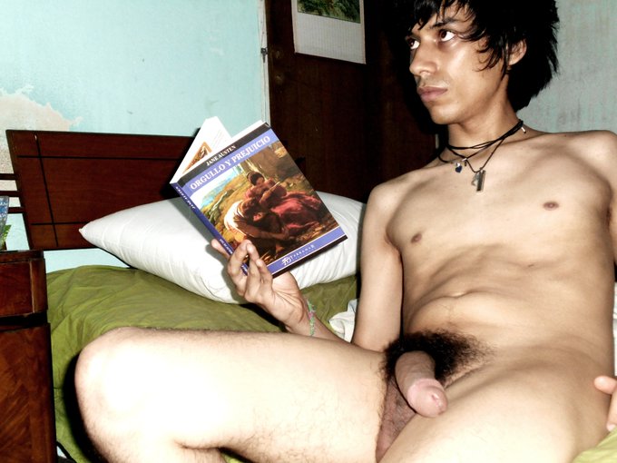 Primeras nudes que hice, leyendo Orgullo y Prejuicio  First nudes I did, reading Pride and Prejudice<a href="/tag/femboy"class="tags"><span>#femboy</span></a>