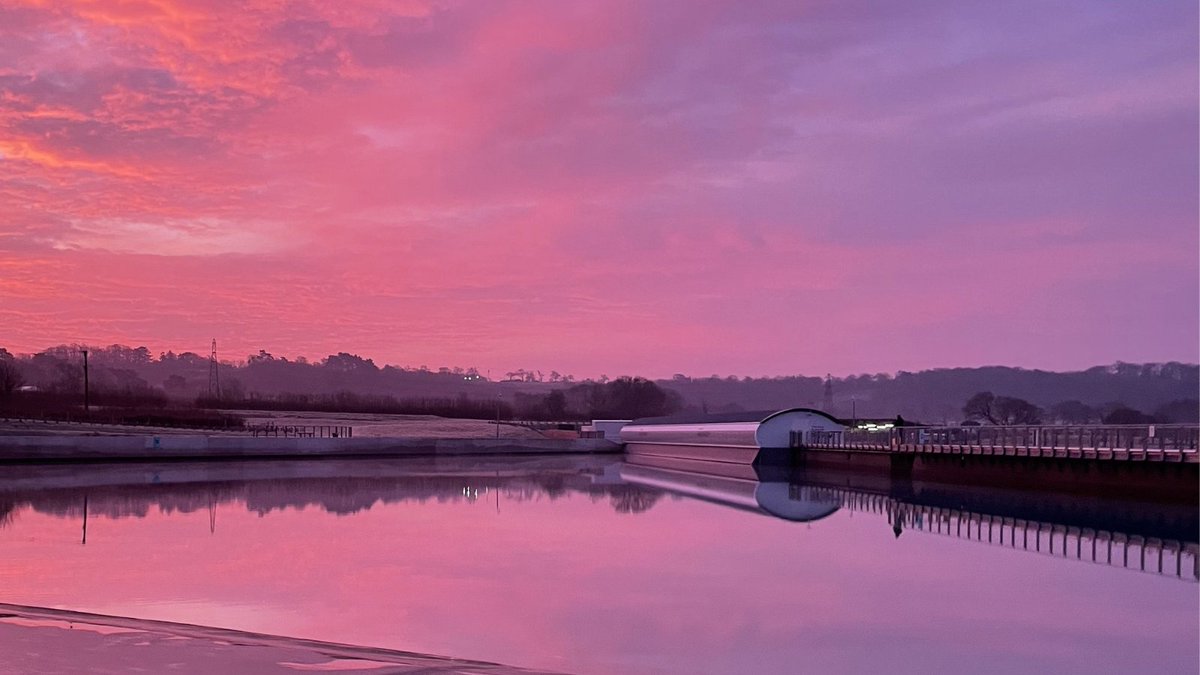 TheWave's tweet image. There's two types of surfers out there...
Dawn patrol or sunset surf, which one are you?

#TheWaveBristol #TheWave #Wavepool #SurfingUK #UKSurf #SunsetSurf #SunsetSurfing #DawnPatrol