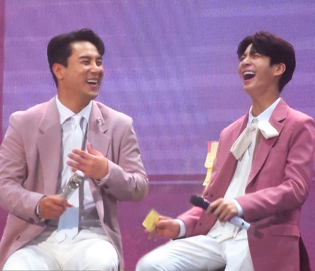 혹여 아직까지도 많은 걱정에 시달리고 계실 분들을 위해.. 마지막으로 세상에서 웃을때가 가장 아름다운 남성들을 공유합니다  모두들 편안한 밤 되세요 🥰