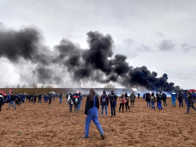 Répression extrême à Sainte Soline. La manif touche à sa fin. Des dizaines de blessés graves chez les manifestants, 6 à 10 pronostics vitaux engagés selon l'orga