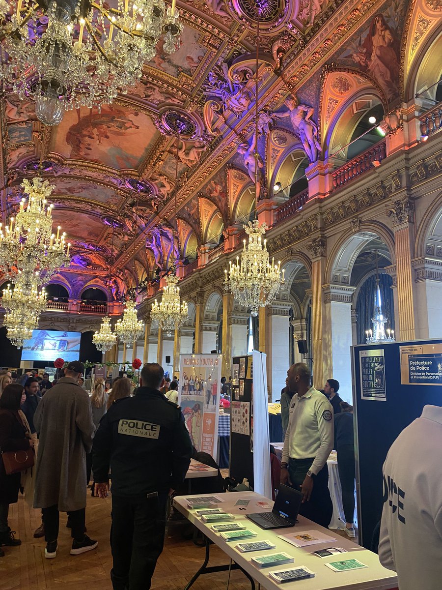 DamienFleurot's tweet photo. L’asso @LumieresInfo présente au forum #BalanceTonWeb organisé par @Paris pour parler d’éducation aux médias avec les copains de @asso_jetsdencre cc @FabriceCuney @barbara_delad #EMi #EducMediaInfo https://t.co/Hlj6b9Y82W