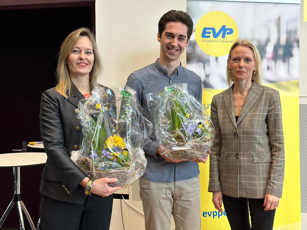 Dominic Täubert (@dominictaeubert) on Twitter photo Die Delegierten der <a href="/evppev/">EVP Schweiz</a> haben mich heute in den Parteivorstand der EVP Schweiz gewählt! 😃🎉
Ich freue mich darauf unsere Partei strategisch mitzuprägen und gemeinsam auch in Zukunft für Mensch und Umwelt zu politisieren! 💪💛💙 Die Delegierten der <a href="/evppev/">EVP Schweiz</a> haben mich heute in den Parteivorstand der EVP Schweiz gewählt! 😃🎉
Ich freue mich darauf unsere Partei strategisch mitzuprägen und gemeinsam auch in Zukunft für Mensch und Umwelt zu politisieren! 💪💛💙
