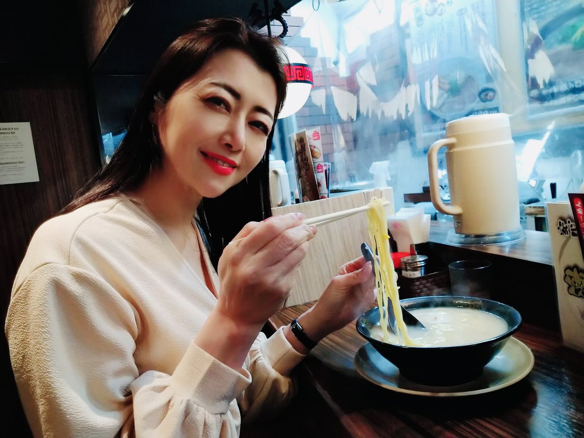 昼間の撮影プラン^_^
名古屋で公園ポートレイト🌸後に人生初、柚塩ラーメンをファンにごちそうになりまして🍜
美味しかったです〜　
肌寒かったので、温まりました♪

公園から個人撮影会に向かう電車の中🚃の1枚。

名古屋フェニックス撮影会、オフ会にご参加下さった皆様、ありがとうございました♡ https://t.co/eCWYHRa2qU