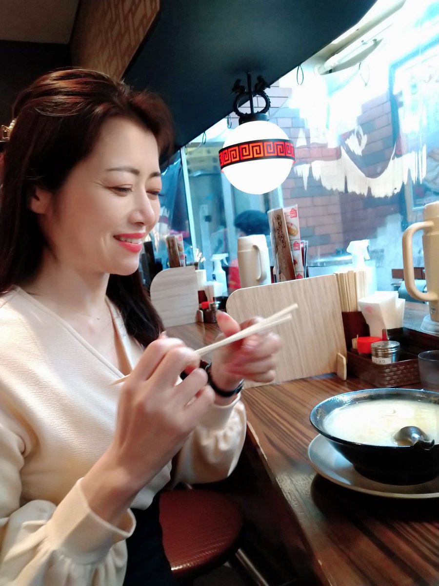 昼間の撮影プラン^_^
名古屋で公園ポートレイト🌸後に人生初、柚塩ラーメンをファンにごちそうになりまして🍜
美味しかったです〜　
肌寒かったので、温まりました♪

公園から個人撮影会に向かう電車の中🚃の1枚。

名古屋フェニックス撮影会、オフ会にご参加下さった皆様、ありがとうございました♡ https://t.co/eCWYHRa2qU