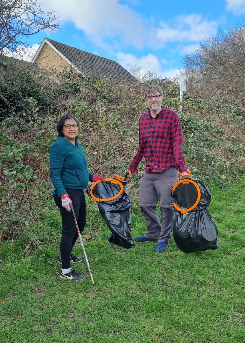 Thank you to everyone who came along to our #GBSpringClean community litter pick at Copperfield Open Space this morning. As well as collecting 10 bags of rubbish we also took the opportunity to plant 100 daffodils, including some around the new trees we've had put in  🗑️🌳🌻