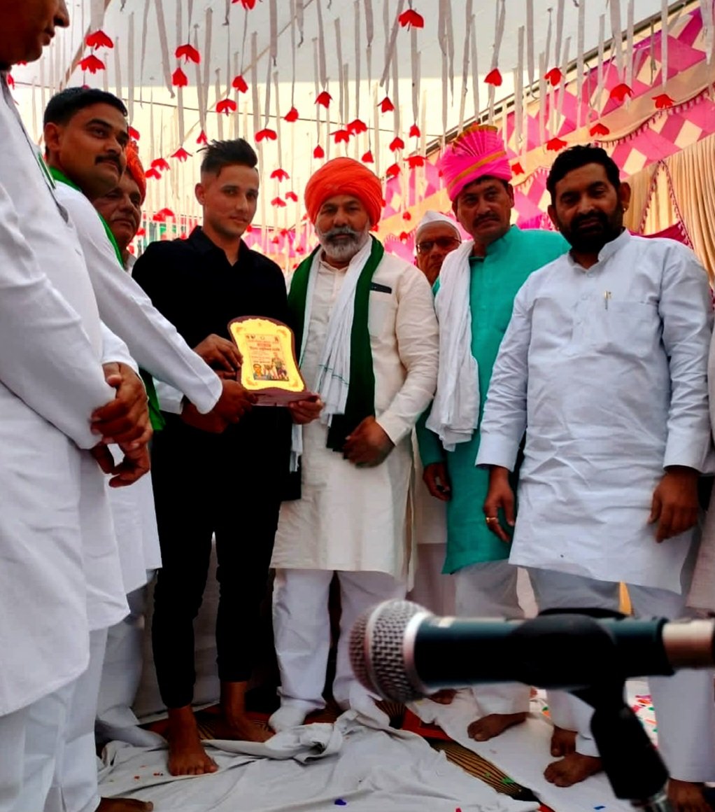 RahulAhBKU's tweet photo. आज #सोंटा_गांव में #अंतरराष्ट्रीय_खिलाड़ी_सुमित_राठी का प्रतीक चिन्ह देकर स्वागत किया, साथ में @OfficialBKU के राष्ट्रीय प्रवक्ता @RakeshTikaitBKU जी , और समस्त भाकियू टीम मुजफ्फरनगर
@NareshTikait @AnujsinghBKU @Shubhamrathiji @pawankhatanabku https://t.co/hQqxvtIybw