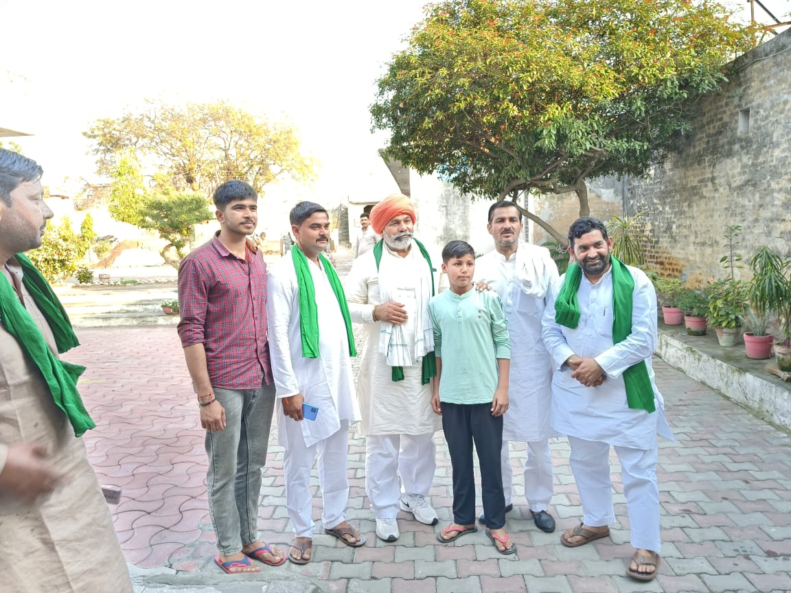 RahulAhBKU's tweet photo. आज #सोंटा_गांव में #अंतरराष्ट्रीय_खिलाड़ी_सुमित_राठी का प्रतीक चिन्ह देकर स्वागत किया, साथ में @OfficialBKU के राष्ट्रीय प्रवक्ता @RakeshTikaitBKU जी , और समस्त भाकियू टीम मुजफ्फरनगर
@NareshTikait @AnujsinghBKU @Shubhamrathiji @pawankhatanabku https://t.co/hQqxvtIybw