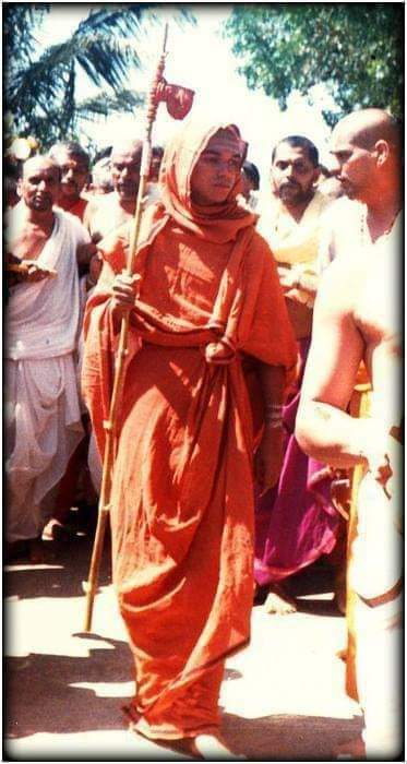 ವಿಶ್ವದ ಏಕೈಕ ಅವಿಚ್ಛಿನ್ನ ಪರಂಪರೆಯ ಜಗದ್ಗುರು ಶಂಕರಾಚಾರ್ಯ ಪೀಠವಾದ ಶ್ರೀರಾಮಚಂದ್ರಾಪುರಮಠದ 36 ನೇ ಯತಿವರೇಣ್ಯರಾಗಿ 1994 ರಲ್ಲಿ <a href="/SriSamsthana/">Jagadguru Shankaracharya Raghaveshwara Bharati Sri</a> ಅವರು ಸನ್ಯಾಸ ದೀಕ್ಷೆಯನ್ನು ಪಡೆದಂತಹ ಶುಭ ದಿನ ಇಂದು.
<a href="/ShankaraPeetha/">Sri RamachandrapuraMatha 🕉️</a>
#SriRamachandrapuraMatha 
#ಸನ್ಯಾಸಗ್ರಹಣದಿನ 
#ದೀಕ್ಷಾದಿನ