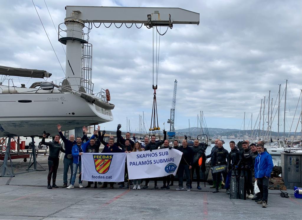 Més de 2000 kg de porqueria s'han extret aquest dissabte de la dàrsena del Club Nàutic Costa Brava Vela Palamós, amb una trentena de voluntaris del Skaphos- Sub de Palamós