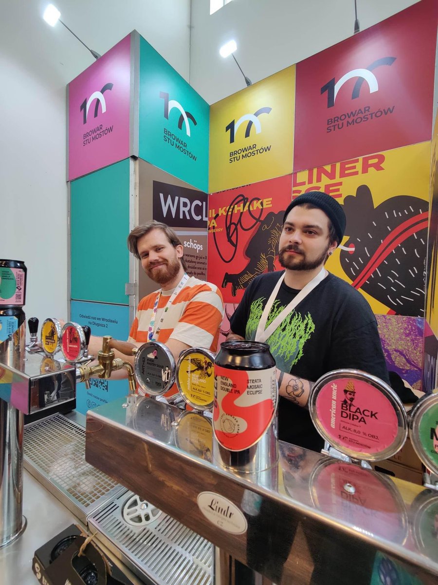 BrowarStuMostow's tweet image. Nasza browarowa ekipa czeka na Was na Warszawski Festiwal Piwa! 🤩

#wfp15 #stumostow #100mostow #beer #craftbeer #piwo #piwokraftowe #wrclw #wroclove