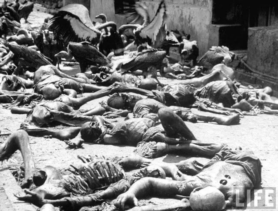 OmaPalestine's tweet photo. صور من عام 1947
الحاكم الهندوسي "هاري سينغ" مدعومًا من الجيش الهندي ومتطرفين هندوس يُهجرون ويرتكبون مذبحة جامو بـ #كشمير المتنازع عليها

عملية تطهير عرقي قُتل فيها حوالي 600 ألف مسلم خلال أسبوع واحد فقط!

#هولوكوست حقيقي لم يهتم له العالم ليومنا هذا لأن الضحايا من المسلمين فقط https://t.co/pBWmq3mVYV
