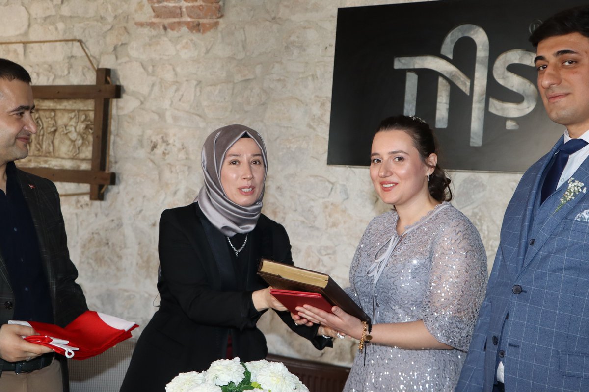 EmirdagKaymakam's tweet photo. Emirdağ Sosyal Hizmet Merkezi Müdürü M. Akif Çalgam ile Ziyana Arapi’nin nikah törenine katılarak nikah şahidi olan Kaymakam Bilici ve eşi Filiz Bilici, Çalgam çiftine bir ömür mutluluklar dileyerek Kur'an-ı Kerim ve Türk Bayrağı hediye ettiler. https://t.co/nhrLzUWICT