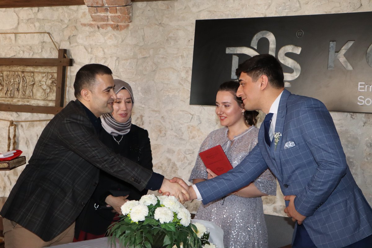 EmirdagKaymakam's tweet photo. Emirdağ Sosyal Hizmet Merkezi Müdürü M. Akif Çalgam ile Ziyana Arapi’nin nikah törenine katılarak nikah şahidi olan Kaymakam Bilici ve eşi Filiz Bilici, Çalgam çiftine bir ömür mutluluklar dileyerek Kur'an-ı Kerim ve Türk Bayrağı hediye ettiler. https://t.co/nhrLzUWICT