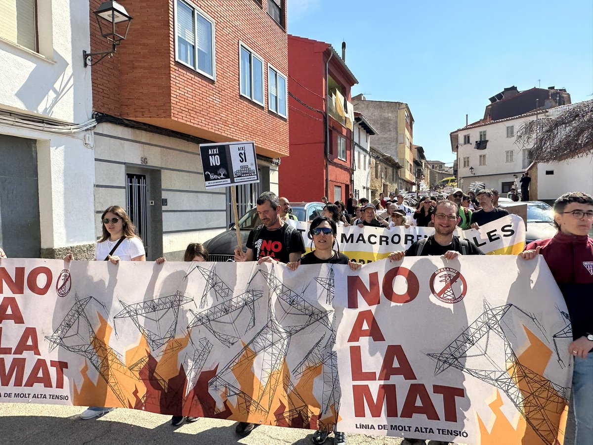 MarisaSaavedraM's tweet photo. Avui a #Cinctorres la gent de les comarques de #Castelló diem NO a la imposició de macroprojectes energètics i SÍ a una transició ecològica justa i democràtica que respecte el territori i a la gent.
@NoMatCCastello @NostraTerraAss #NoalaMAGDA
@ubiracional https://t.co/fYw6bzsgqa
