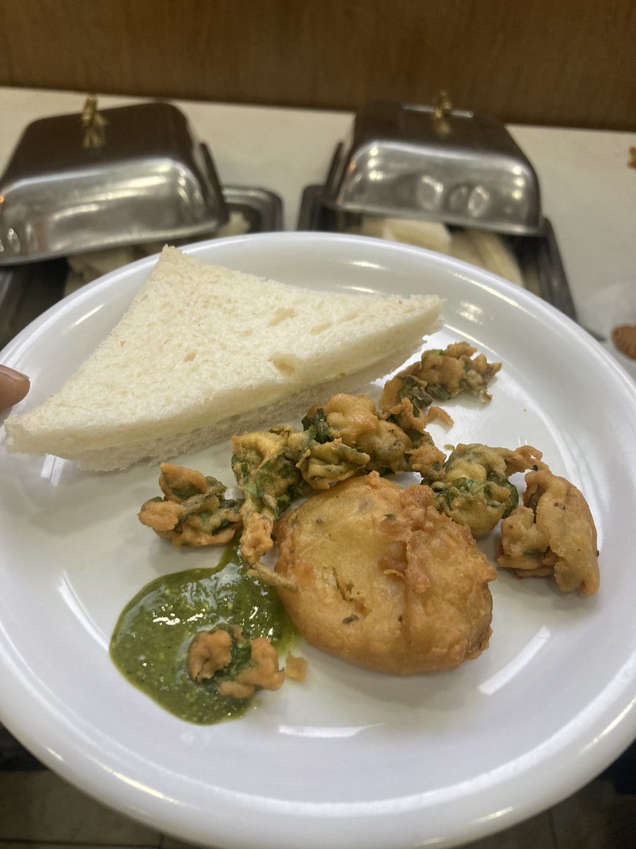 hdpreet's tweet photo. Snack time at #bloggersmeet at @PressClubIndia https://t.co/Om8u3ybeUz