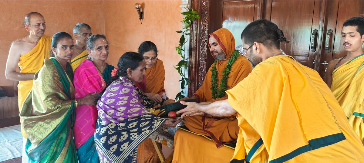 ಶ್ರೀಸಂಸ್ಥಾನದವರ ಸಂನ್ಯಾಸಗ್ರಹಣದಿನದ ಪುಣ್ಯಪರ್ವದಂದು ಪ್ರತಿ ವರ್ಷ ಆರ್ತರೊಬ್ಬರ ಕುಟುಂಬಕ್ಕೆ ಅಭಯ ನೀಡಿ ಅವರ ಜೀವನಕ್ಕೆ ನೆರವಾಗುವ, ಜೀವಕಾರುಣ್ಯದ ಯೋಜನೆ- #ಜೀವನದಾನ ದ ಈ ಬಾರಿಯ ಫಲಾನುಭವಿಗಳು:
ಹೊಸನಗರದ ಪುರಪ್ಪೆಮನೆಯ ವನಜಾಕ್ಷಿಯವರು.
<a href="/srisamsthana/">Jagadguru Shankaracharya Raghaveshwara Bharati Sri</a>
<a href="/ShankaraPeetha/">Sri RamachandrapuraMatha 🕉️</a>
#SriRamachandrapuraMatha 
#ಸನ್ಯಾಸಗ್ರಹಣದಿನ 
#ದೀಕ್ಷಾದಿನ