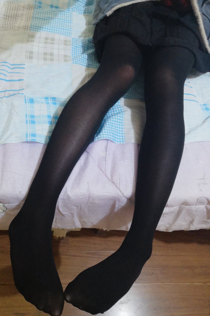 ChaplinJasper1's tweet photo. 每日晒腿，不全女装是因为天气太冷了，上半身穿个单衣我一定会感冒的 https://t.co/sgnX7GTIzr