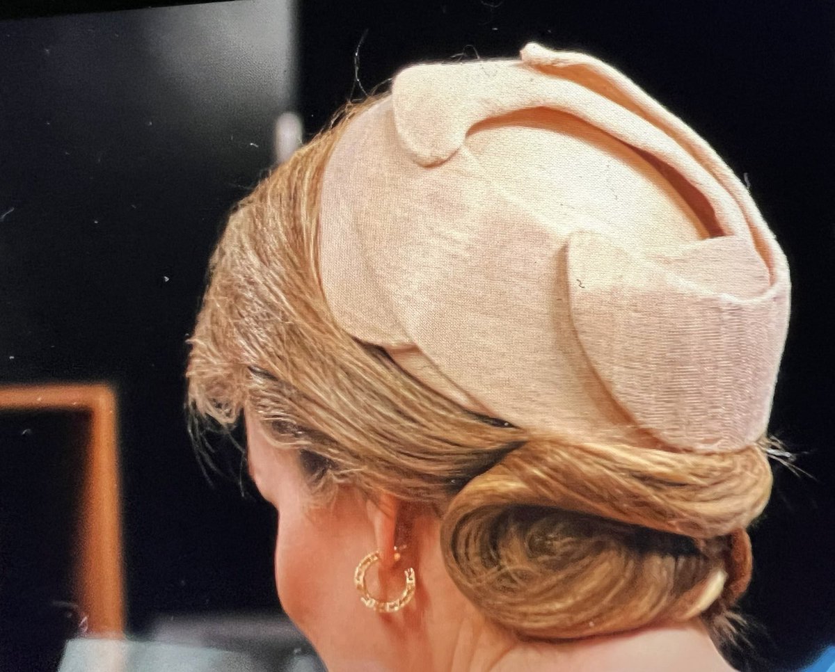 Maison Fabienne Delvigne is very proud that H.M. Queen Mathilde is wearing our “Skelly” hat today at her State visit to South Africa. This headpiece is delicately made of banana fibers ##MaisonFabienneDelvigne
#queenmathilde #RoyalFamily #millinery #agencepeps #belgianmonarchie