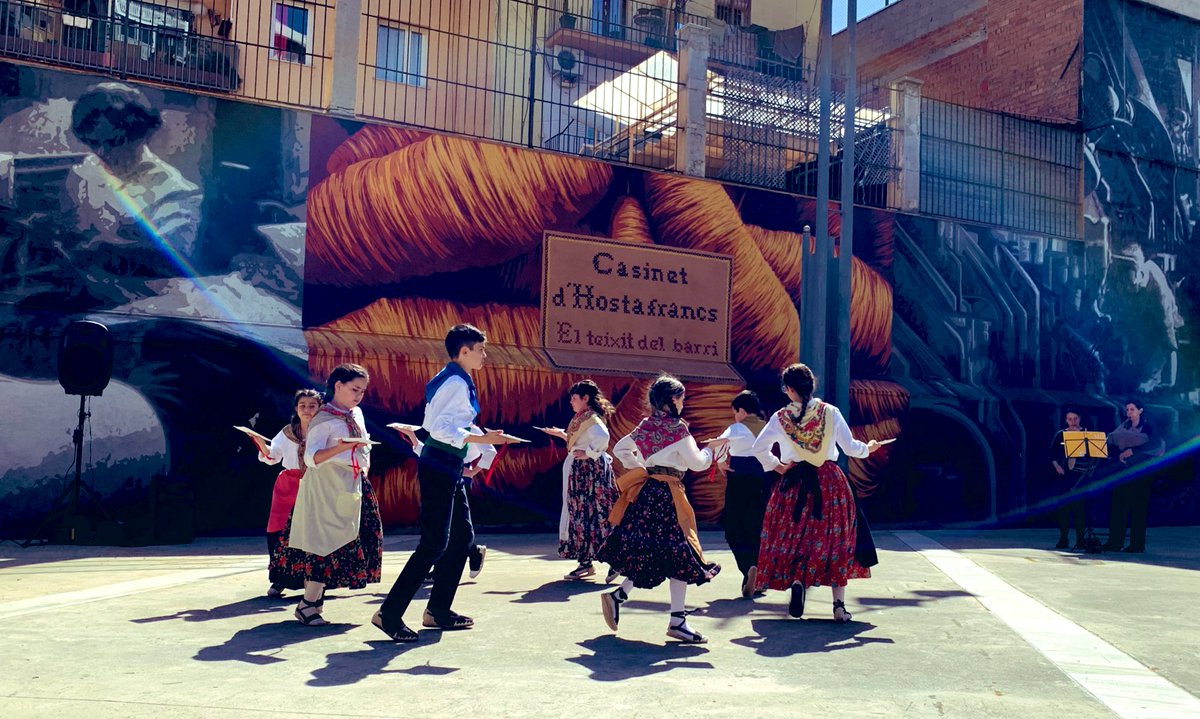 esbartciutatcom's tweet photo. El Ball de coques ja és un #clàssic del nostre repertori #escoladedansa #troBALLada23😍 #socECC #somculturapopular 👏👏👏 https://t.co/squsnFWxkE