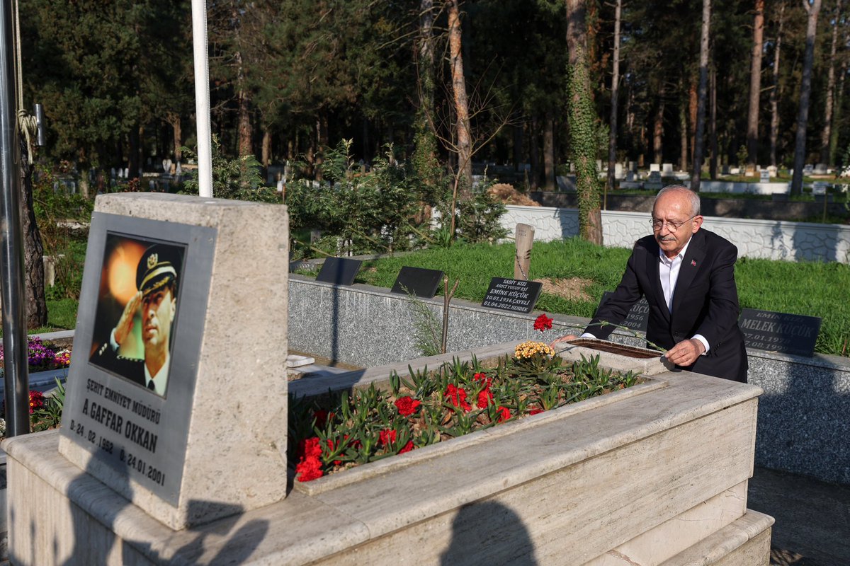 Rahmetli Gaffar Okkan’ın mezarına gittim, dua ettim. İzin vermeyeceğiz diye söz verdim. Ailesine de gideceğim. Devlet, bu onurlu polisi, bu güzel kalpli evladıyla da helalleşmek zorunda. Hele şimdi...