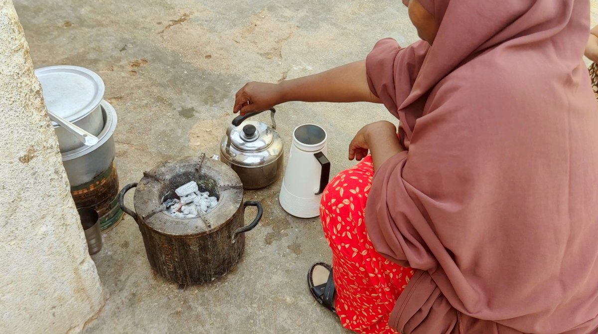 SophieKemkhadze's tweet photo. 70k people across 10k households in #Puntland now breathe cleaner air with #EfficientCookstoves aided by @UNDPSomalia 
>90% of Somalis use biomass for cooking, making this switch = ⬇️ indoor pollution, save 🌳🌳 protect the environment
🙏 @SwedeninSomalia @NorwayInSomalia https://t.co/pty3zZR0e5