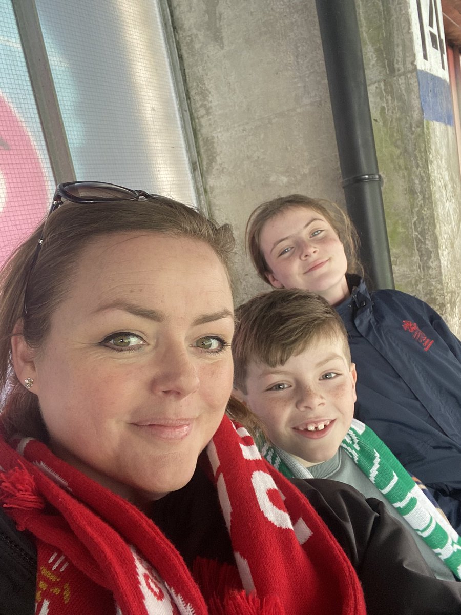 Great turn out for the opening fixture of the #womenssixnations. The little fella’s heart is still firmly 🇮🇪💚

#HerStory #EiHaneshi