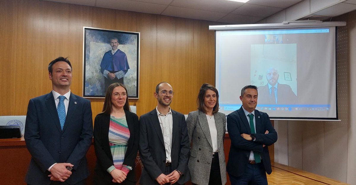 jgalvez_peralta's tweet photo. Felicitaciones al Doctor Antonio Jesús Ruiz Malagon por la brillante tesis doctoral defendida ayer (Departamento de Farmacología, UGR) https://t.co/cBZTMNYPFM