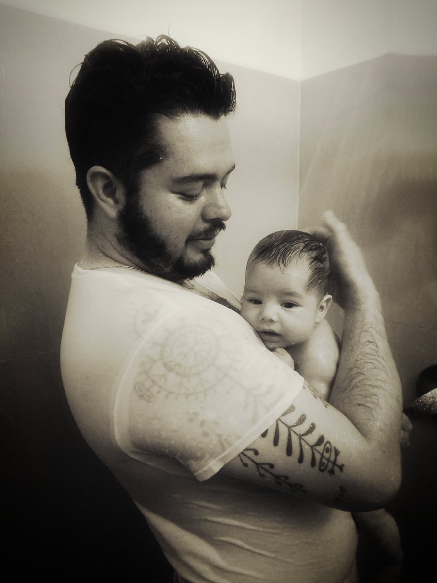 Mi niño es el sueño que perdura al abrir los ojos, la fragilidad del tacto, la sonrisa permanente ante lo desconocido y la hierba intacta que moja nuestros pies en este valle aún por caminar. Mi niño es el barco y también el puerto; mi niño es el mar y el mundo. Felices dos meses
