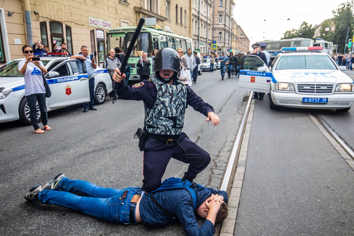 merr1k's tweet photo. На первом канале просто не показывали, как разгоняли протестов против пенсионной реформы в России. А мы показывали https://t.co/lP3gSqbTTi