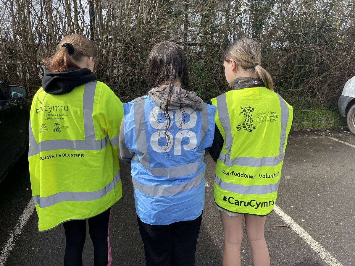 ewood06's tweet photo. 11 bags of litter collected in and around Lampeter this morning! Great work from our #litterheroes! Thank you to everyone who came. #coop #Itswhatwedo #SpringCleanCymru https://t.co/9v5pO5pcbF