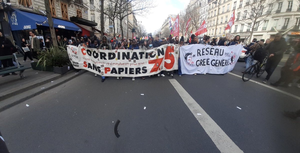 La coordination nationale des sans-papiers et le réseau pour la grève générale côté à côté  à la #MarcheDesSolidarités