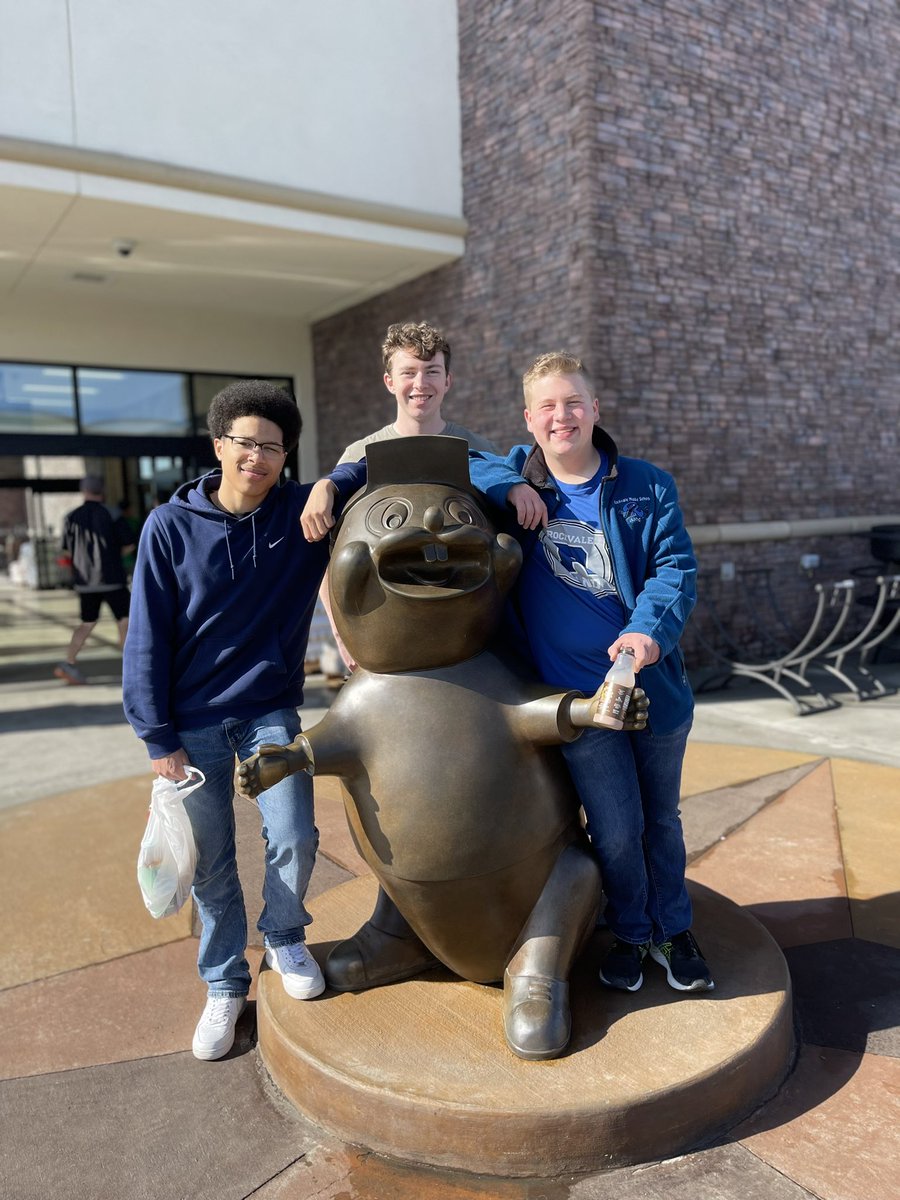 RockvaleBand's tweet photo. Buc-ee’s has been invaded by the Rockvale Band! #Rockvale4 https://t.co/6s72eh5xSr