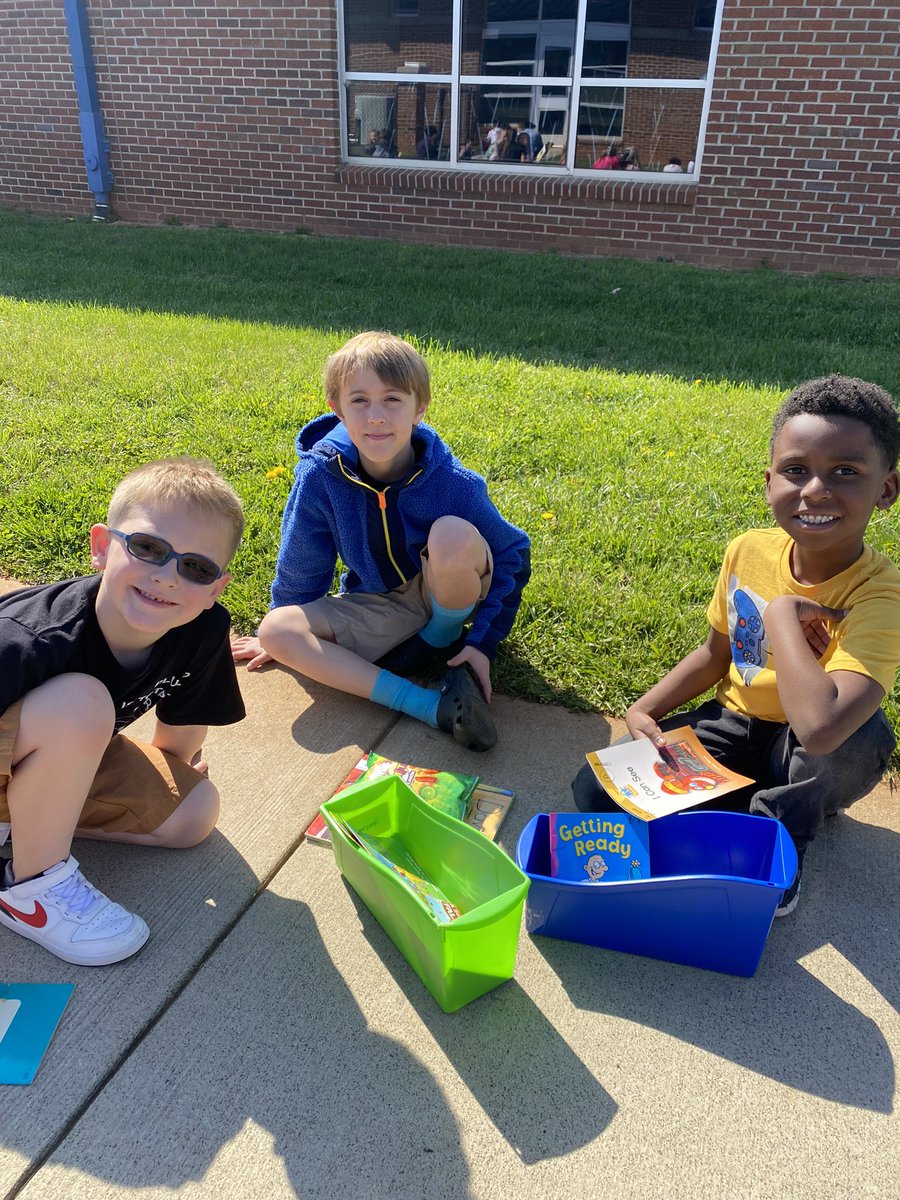 The most beautiful day for kinder and 4th grade reading buddies☀️