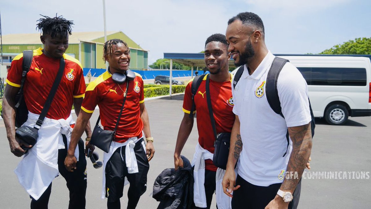 The Black Meteors ran into the Black Stars at the Airforce base 🤝🏾

Meteors 🛩️ Kumasi 
Black Stars ✈️ Angola 

#BlackStars | #BlackMeteors | #BringBackTheLove