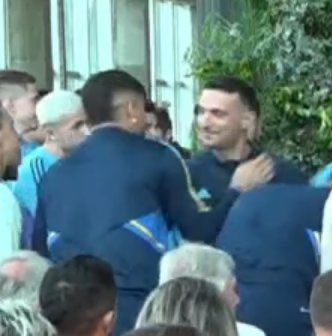 Dos bosteros saludándose.